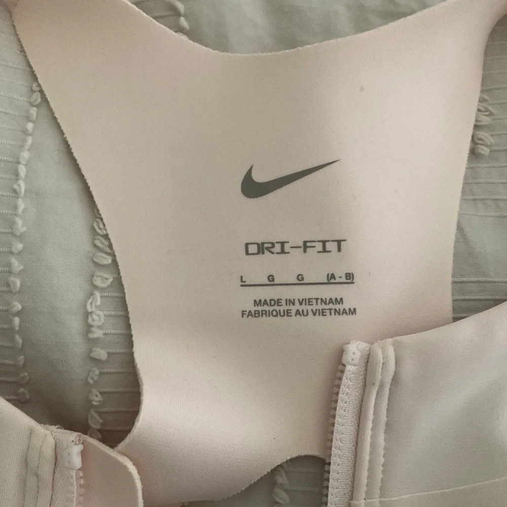 Nike sports bra - Picture 2 of 4